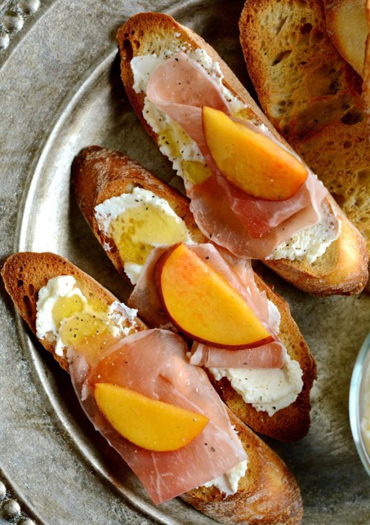 creamy-ricotta-prosciutto-sweet-peaches-with-honey-crostini